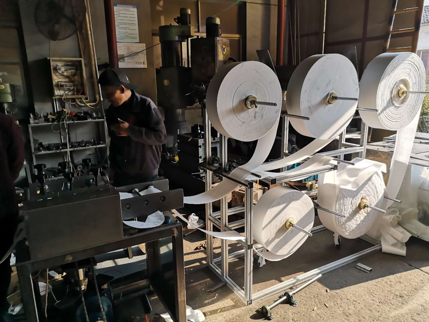 KN95口罩機(jī) KN95口罩機(jī)