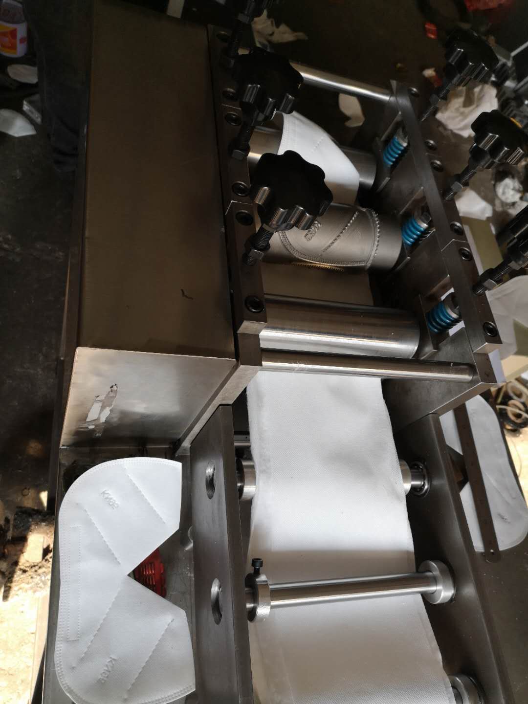 KN95口罩機(jī) KN95口罩機(jī)